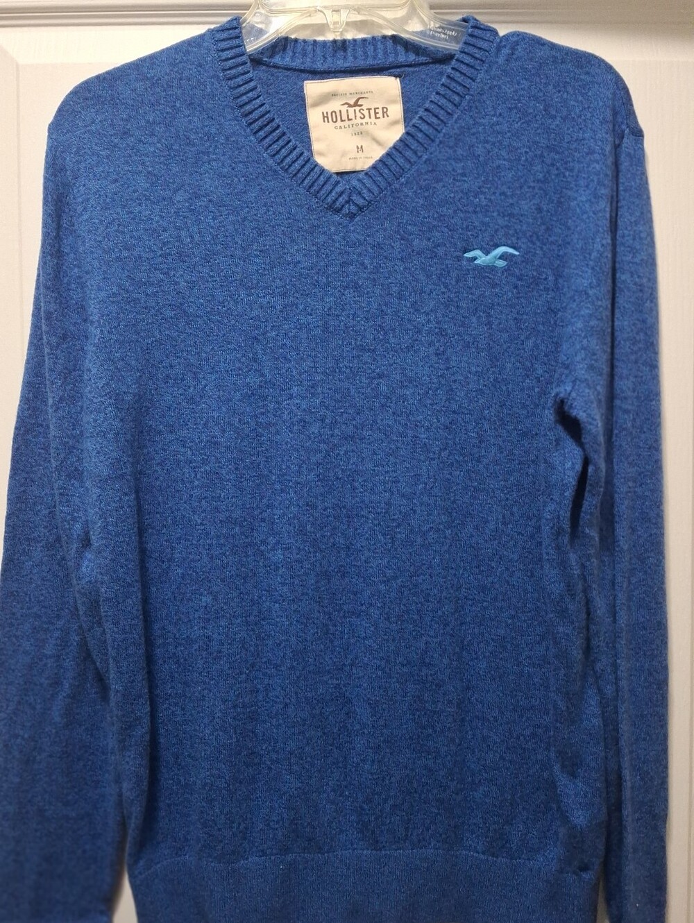 Hollister Men's Bright Blue V-Neck Sweater